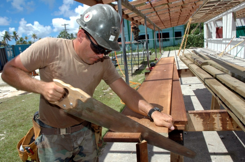 menuisier-CORRENS-min_worker_construction_building_carpenter_male_job_build_helmet-893290